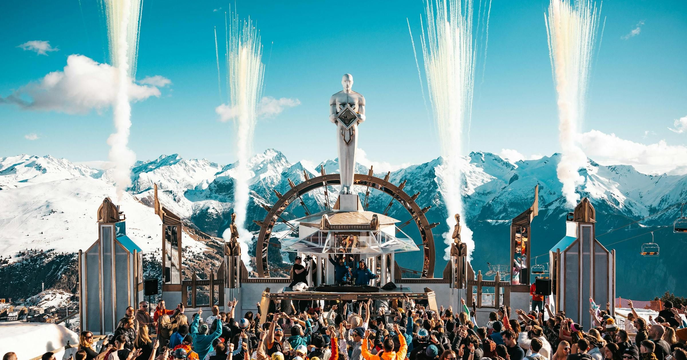 Vive Tomorrowland Winter 2026 en Alpe d’Huez con Viaja Más. Incluye entradas Comfort Pass, hotel, transporte desde Ginebra, pase de esquí y experiencias únicas entre música, nieve y paisajes alpinos. ¡Un festival inolvidable en los Alpes franceses!