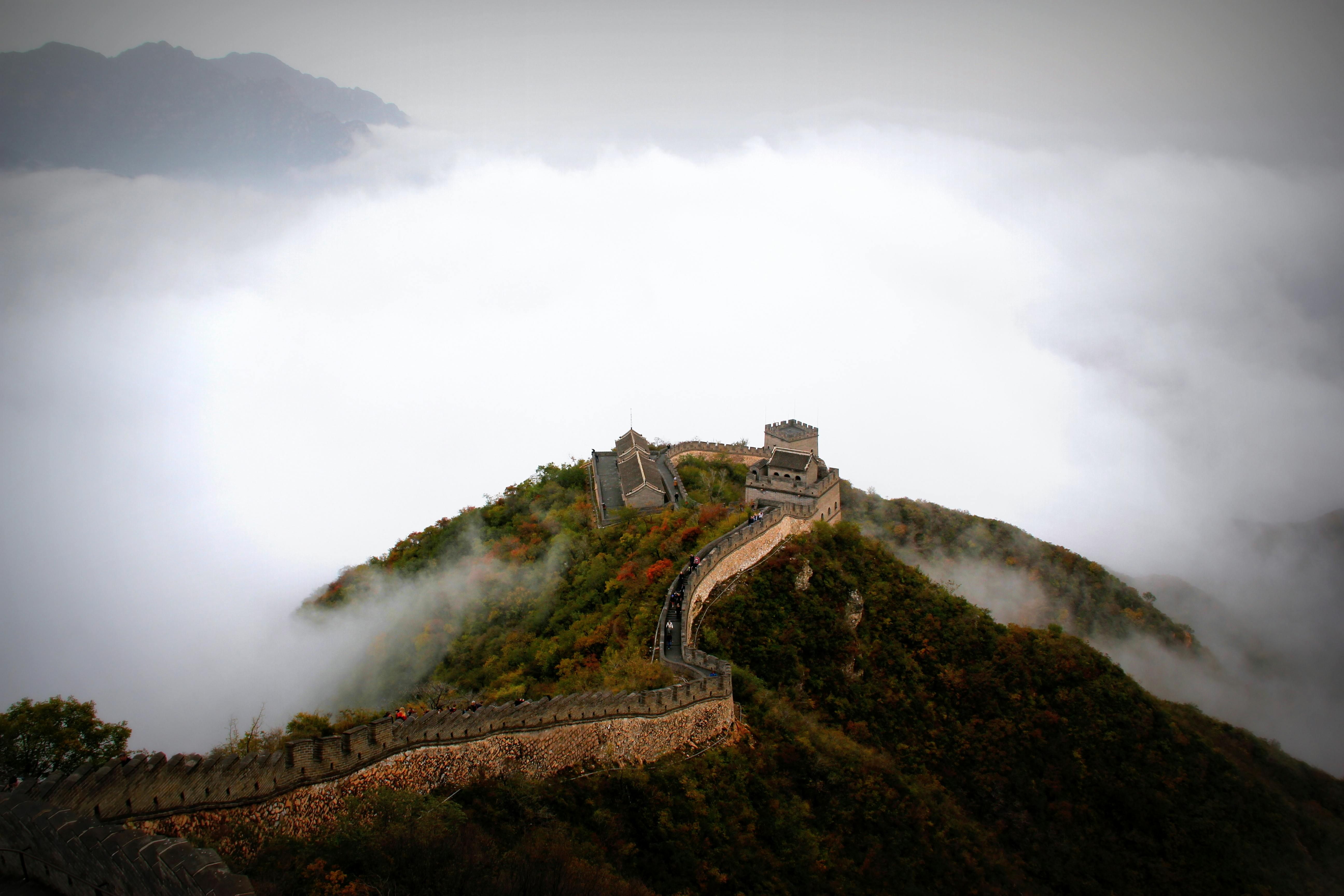 Conocerás íconos como la Gran Muralla, los Guerreros de Terracota, el centro de conservación de Pandas, Shanghái y montañas espectaculares como Tianmen.